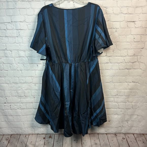 BloomChic Blue & Black Striped Wrap High Low Top Plus Size 1X - Picture 6 of 6